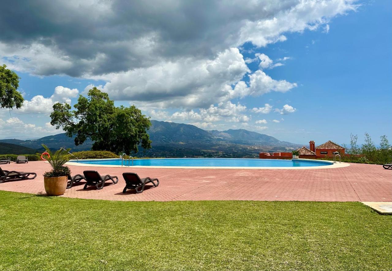 Bright Apartment In The Hills Of Elviria マラガ エクステリア 写真