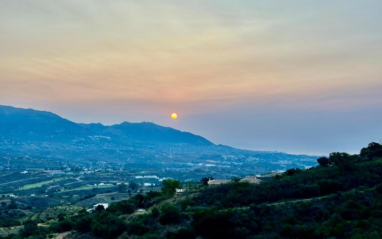 Bright Apartment In The Hills Of Elviria マラガ エクステリア 写真